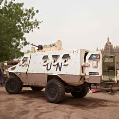 YK:n järjestämän Minusma-ohjelman panssaroitu ajoneuvo partioi Malin Djennessa lähellä suurta moskeijaa 28. huhtikuuta 2019.