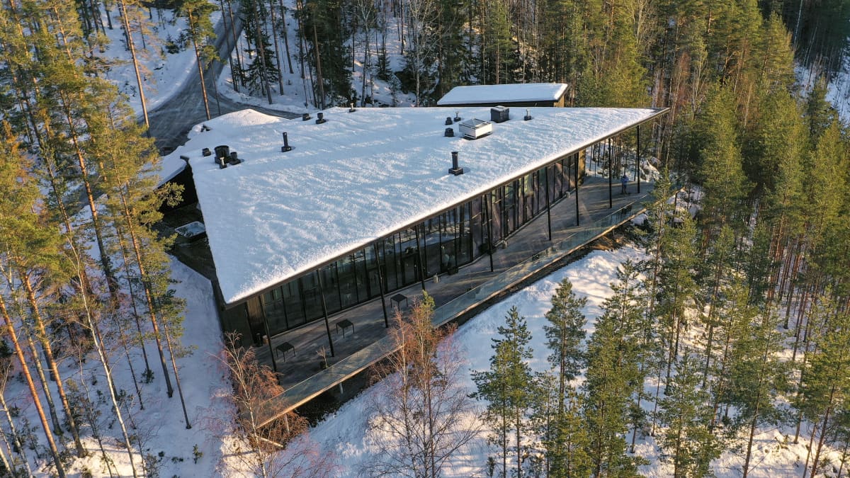 Kuru resortin ravintolarakennus ja metsää.