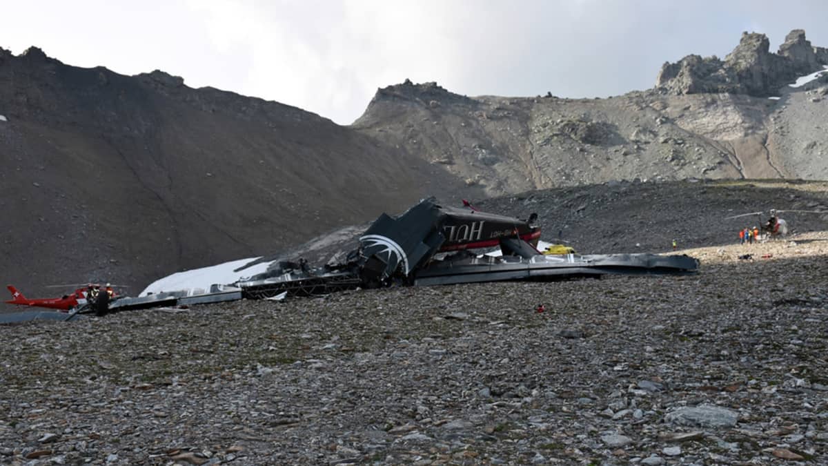 Vrakdelar efter att ett veteranflygplan kraschat in i berget Piz Segnas i Schweiz den 5 augusti 2018.