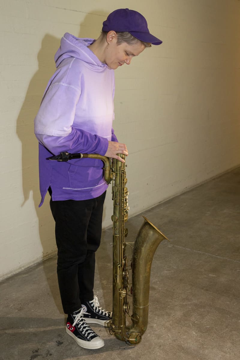 Saksofonisti Linda Fredriksson soittimineen kokokuvassa.