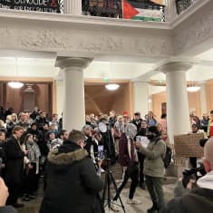 Opiskelijat järjestivät ulosmarssin palestiinalaisten puolesta Helsingin yliopistolla keskiviikkona 29.11.2023.