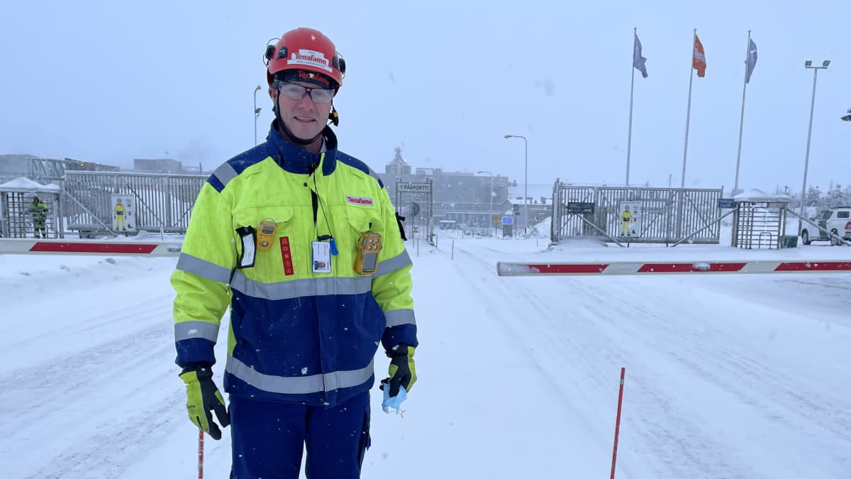 Terrafamen toimitusjohtaja Joni Lukkaroinen seisoo tehdasalueen pääporttien edessä.