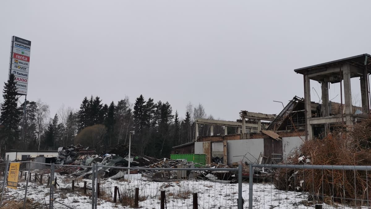 Vaasan Liisanlehdossa puretaan jo rakennuksia kauppojen tieltä | Yle Uutiset