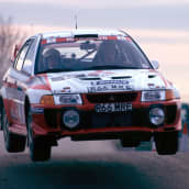 Tommi Mäkinen ajaa Mitsubishin ratissa vuonna 1998.