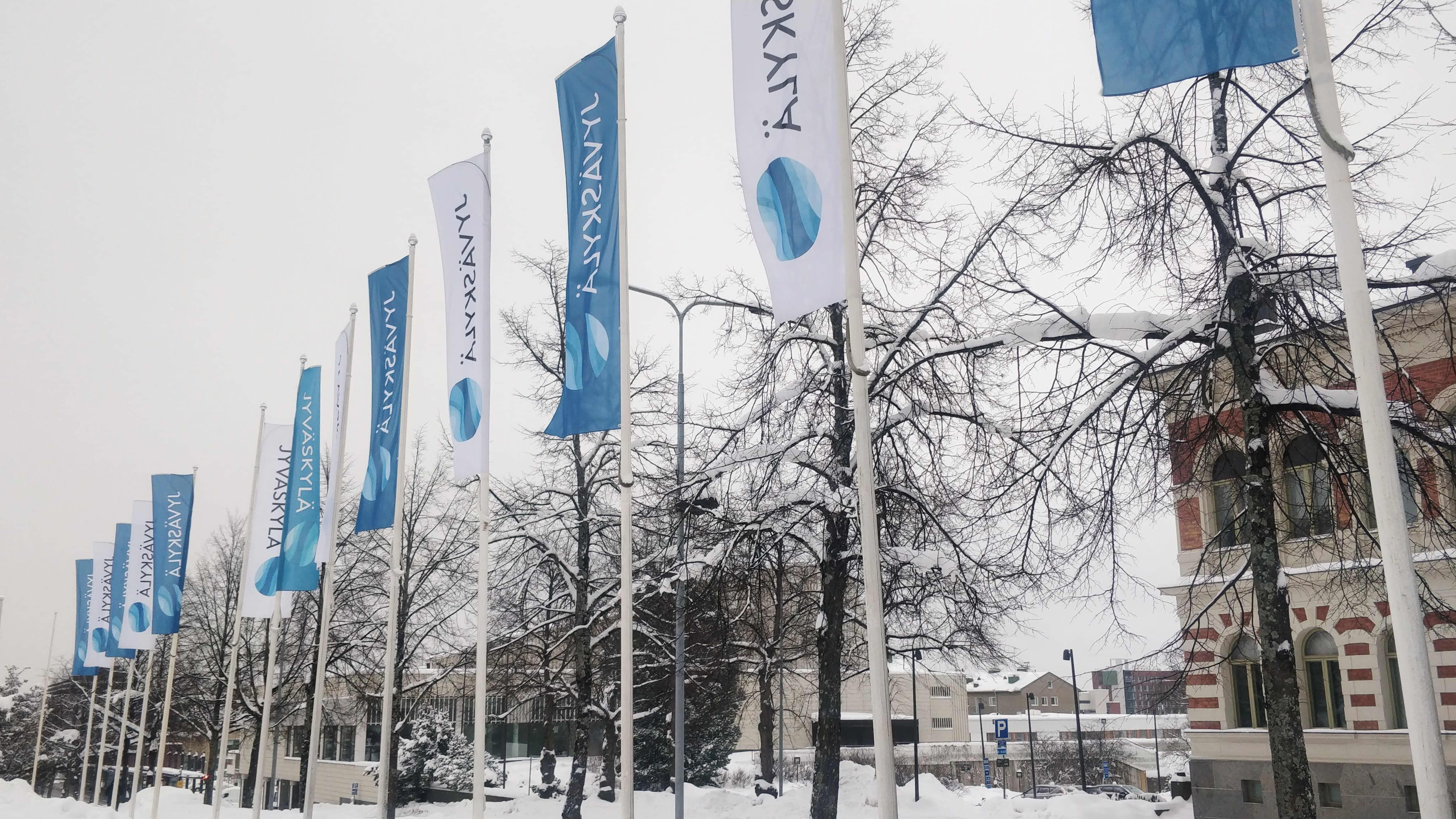 Jyväskyllä-liput liehuvat Jyväskylän kaupungintalon edustalla.