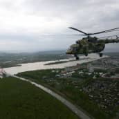 Mi-8-sotilashelikopteri lentää Novosibirskiä kohti Venäjällä 7. toukokuuta.