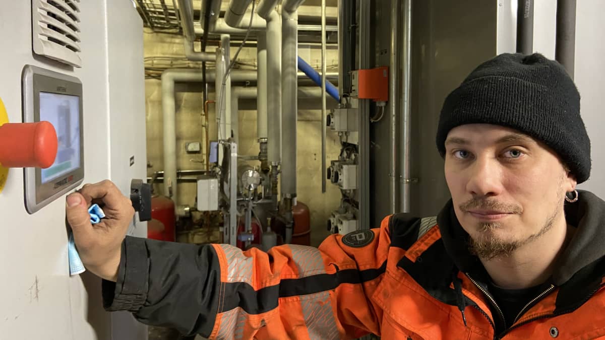 Putkiasentaja Jesse-Petteri Raunio seisoo Mänttä-Vilppulan kaupungin lämpökeskuksessa