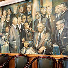 Keskiviikkokerho -nimisen maalauksen kopio Helsingin Suomalaisen Klubin kabinetissa. Maalaus on Jukka Nopsasen maalaama kopio isänsä Aarne Nopsasen alkuperäisteoksesta.