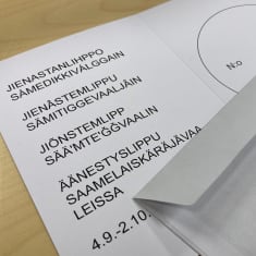 Saamelaiskäräjävaalien äänestyslippu pöydällä.