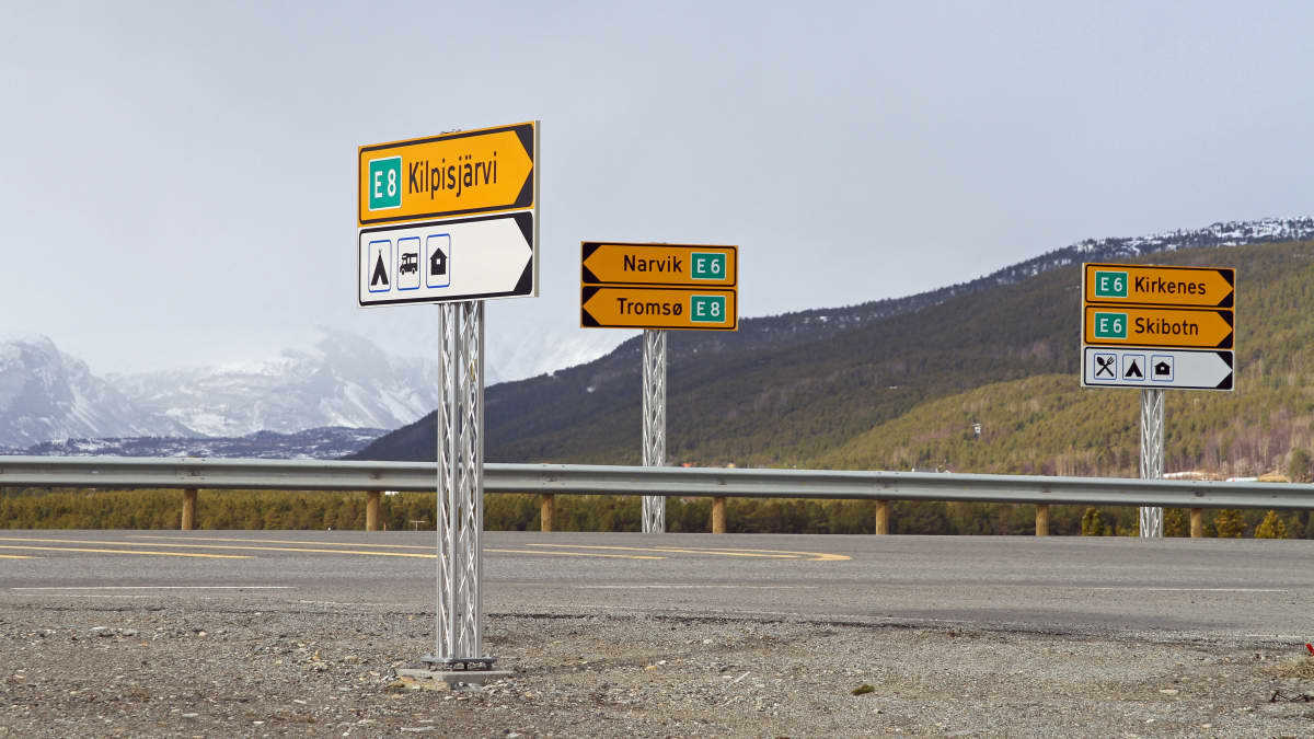 Kilpisjärven tienviitta Pohjois-Norjassa. Kuvassa myös Narvikin, Tromssan, Kirkkoniemen ja Skibottenin opasteet.