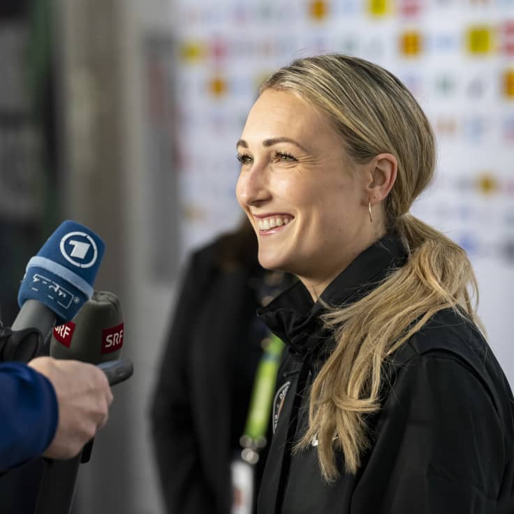 Saksan miesten maajoukkueen apuvalmentaja Jessica Campbell haastattelussa jääkiekon MM-kisoissa 2022.