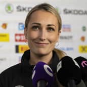 Saksan miesten maajoukkueen apuvalmentaja Jessica Campbell median edessä jääkiekon MM-kisoissa toukokuussa 2022.