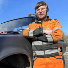 Sami Wirtanen seisoo Hilux-merkkisen autonsa edessä Salon Halikossa.