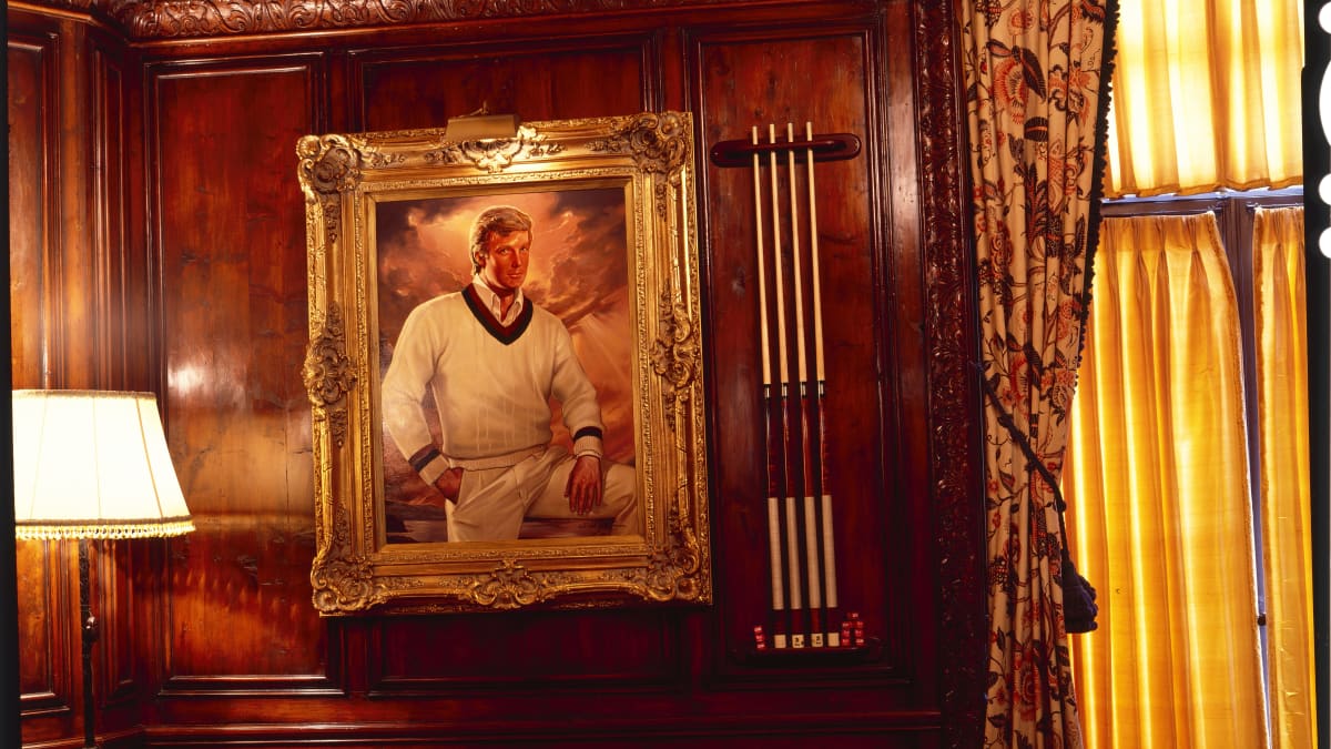 Donald Trumpin muotokuva seinällä kullanvärisessä, koristeellisessa kehyksessä.