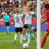 Saksan Klara Bühl tuulettaa 1-0-maalia Sveitsiä vastaan kesäkuun 24. päivä ystävyysottelussa. 