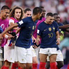 Kylian Mbappe ja muu Ranskan ryhmä juhlii voittoa Puolasta.