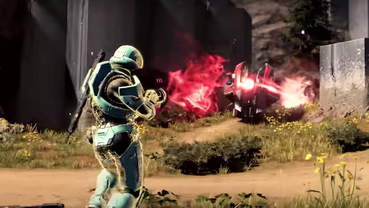 Kuvakaappaus Halo Infinite -videopelin trailerista. Sotilas ampuu aseella robottia.
