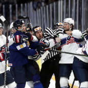 Tunteet kuumenevat Suomen ja USA:n jääkiekko-ottelussa. Pelaajat nujakoivat keskenään.