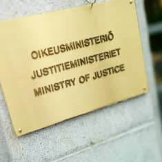 Oikeusministeriön kyltti ministeriön seinässä