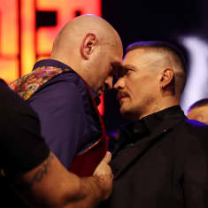 Tyson Fury ja Oleksandr Usyk mittailivat toisiaan lehdistötilaisuudessa Lontoossa.