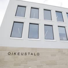 Lappeenrannan oikeustalon seinä.
