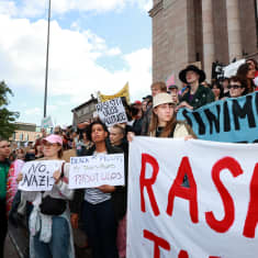 Mielenosoittajia eduskuntatalon edessä.