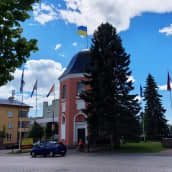Haminan lipputorni kadun vieressä, tornin huipulla Ukrainan sinikeltainen lippu salossa.