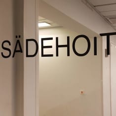 Sädehoito-osaston kyltti sairaalassa