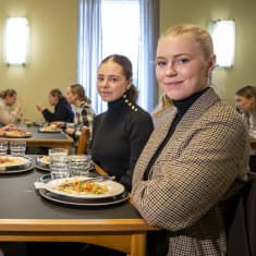 Opiskelijat Erika Kattilakoski (oik.), Daniela Paulsson, Ida Henrcson ja Kristian Joensuu istuvat Helsingin yliopiston ruokalassa.