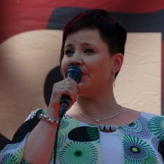 Nainen laulaa