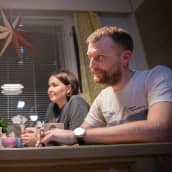 Gleb Yarovoy, Anna Yarovoya ja Vladimir istuvat keittiön pöydän ääressä.