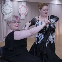 Emma Kainulainen ja Katja Mononen valmistautuvat tanssimaan quickstepiä. 