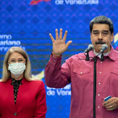 Nicolas Maduro käsi ylhäällä