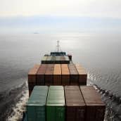 Ett fartyg med kontainrar