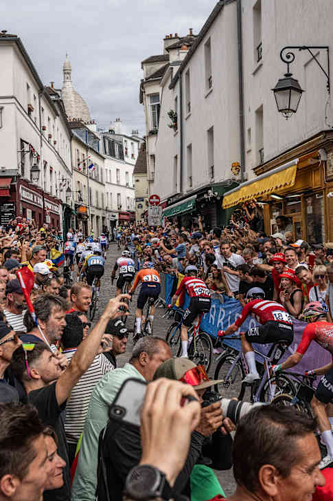 Maantiepyöräilyä Pariisin olympialaisissa Montmartren kukkulalla.