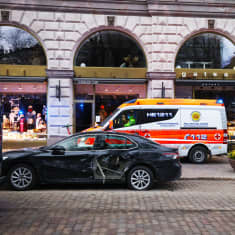 Auton kylki on vaurioitunut Pohjoisesplanadilla. Vieressä ambulanssi. 