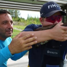 Skeet-ammunta maajoukkueen valmentaja Pietro Genga opastaa ampuja Eetu Kallioista ampumaradalla.