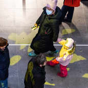 Ihmisiä kauppakeskuksessa.