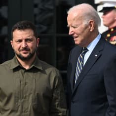Ukrainan presidentti Volodymyr Zelenskyi ja Yhdysvaltain presidentti Joe Biden vierekkäin Valkoisen talon edessä.