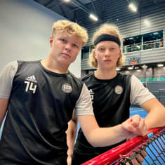 Salibandyn pelaajat Juho Vainio ja Oskari Tanhuanpää seisovat harjoitteluareenalla Turussa.