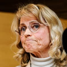 Kansanedustaja Päivi Räsänen kommentoi syytteidensä hylkäämistä eduskunnan Pikkuparlamentin kansalaisinfon tiloissa 30. maaliskuuta.