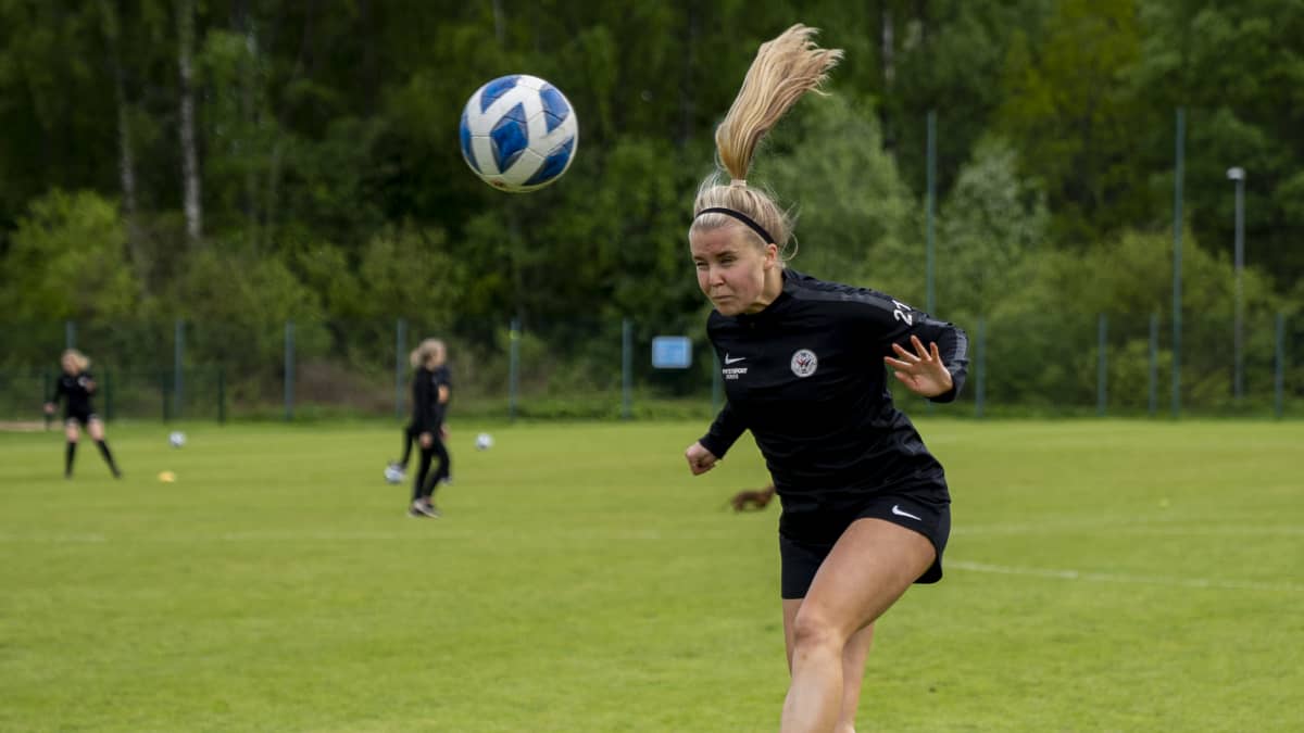 Jalkapalloilija Amanda Rantanen puskee palloa