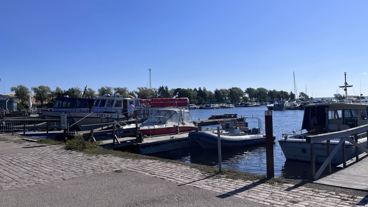 Veneitä on kiinnittyneenä Kotkassa Sapokan venelaituriin. 