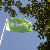 Fortumin lippu liehuu pääkonttorin pihassa.