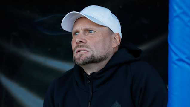 Toni Korkeakunnas katsoo kentälle päin hammastikku suussaan.