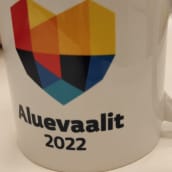 Aluevaalimuki 2022 sohvapöydällä.