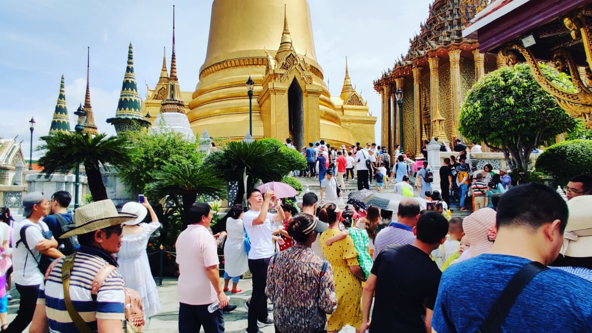 Turisteja Thaimaan pääkaupungissa Bangkokissa
