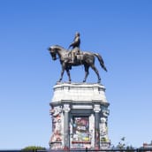 USA:s största sydstatsstaty föreställande general Robert E. Lee i Richmond, Virginia, fotograferad den 7 september 2021, dagen före den togs ner.