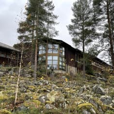 Lomakeskus Huhmarin päärakennus metsästä päin katsottuna.