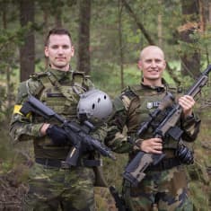 Jonas Heinola, Jarkko Heikkilä ja Shpend Ibrahimi poseeraavat Airsoft-varusteet yllään ja Airsoft-aseet käsissään. 